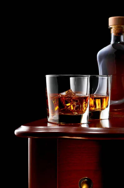Whisky auf dunklem Hintergrund — Stockfoto