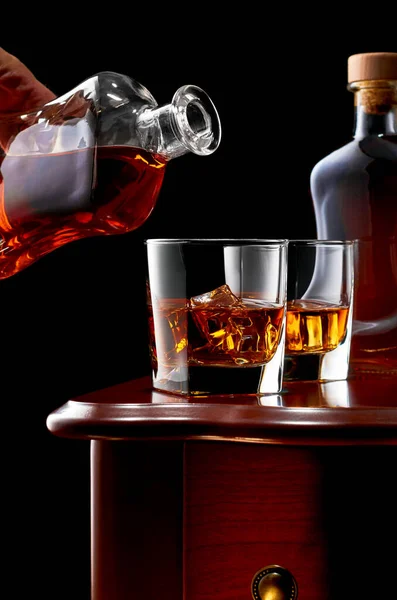 Whiskey sobre un fondo oscuro — Foto de Stock