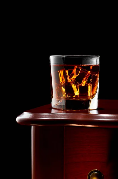 Whisky auf dunklem Hintergrund — Stockfoto