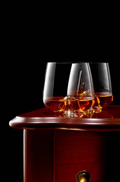 Whisky auf dunklem Hintergrund — Stockfoto