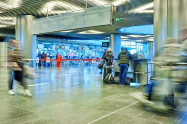 insanlar Airport terminal