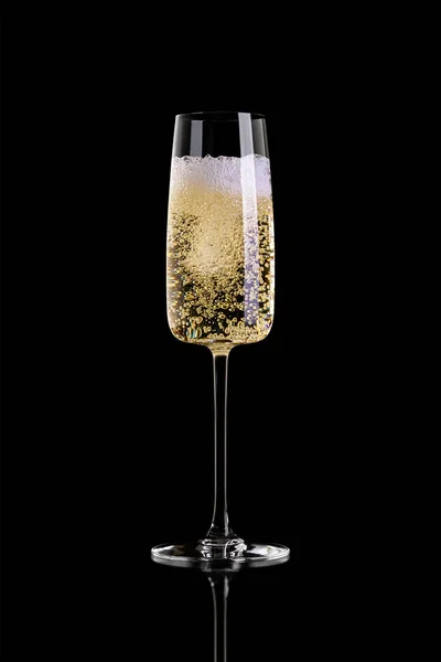 Champagne op zwarte achtergrond — Stockfoto