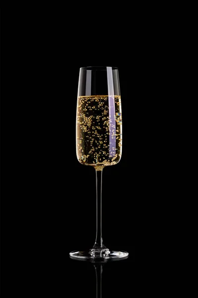 Шампанское на черном фоне — стоковое фото