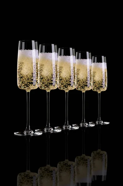 Champagne op zwarte achtergrond — Stockfoto