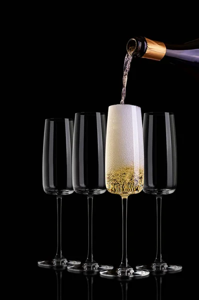 Champagne su sfondo nero — Foto Stock