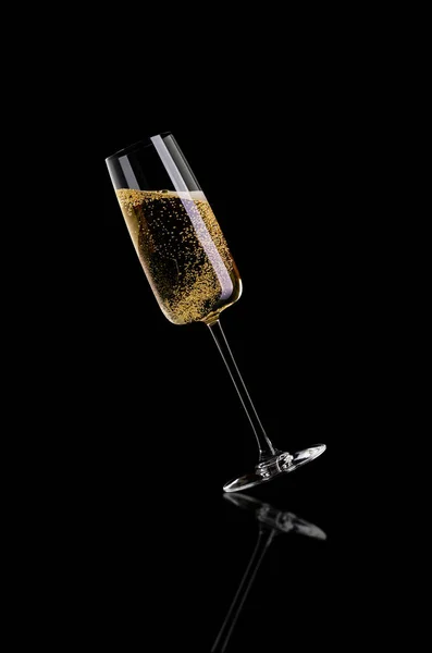 Champagne su sfondo nero — Foto Stock