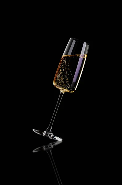 Champagne op zwarte achtergrond — Stockfoto
