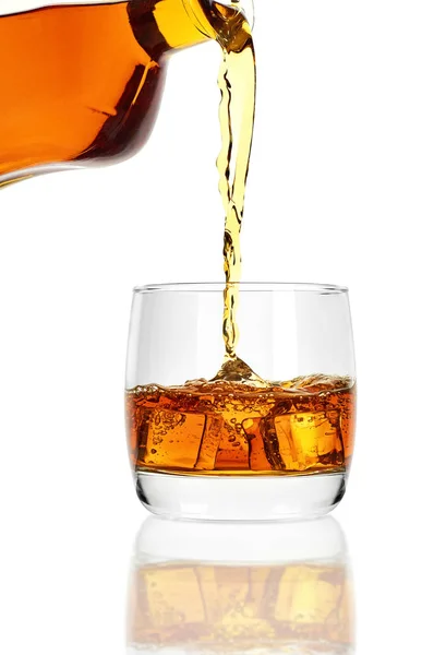 Whisky auf weißem Hintergrund — Stockfoto