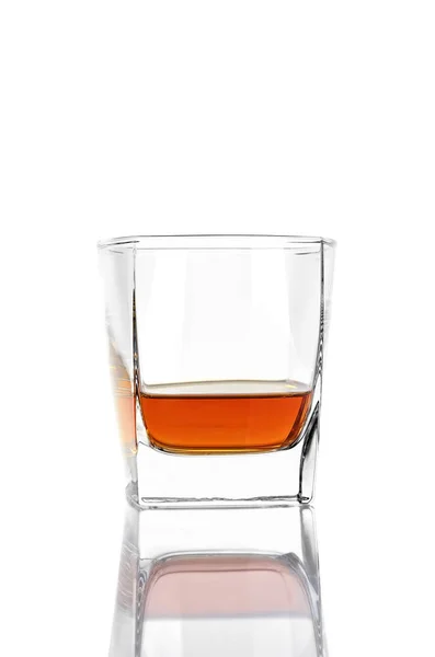 Whisky sobre fondo blanco — Foto de Stock