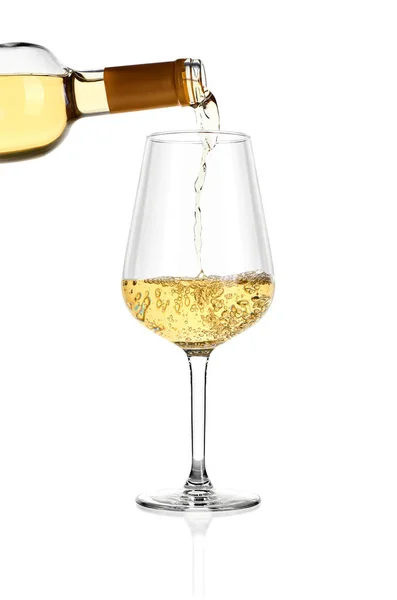 Vino bianco su sfondo bianco — Foto Stock