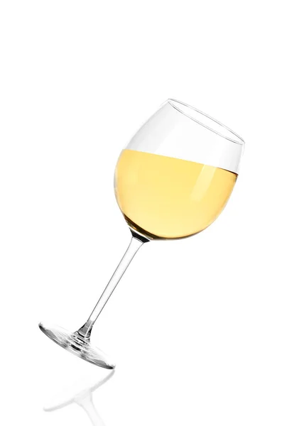 Vino bianco su sfondo bianco — Foto Stock