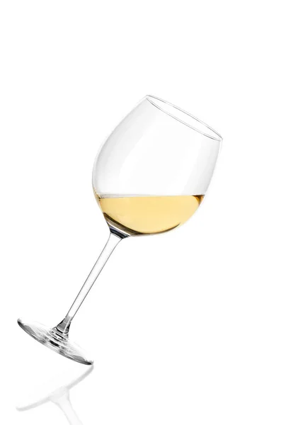 Vino bianco su sfondo bianco — Foto Stock