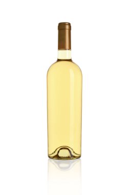 Beyaz arka planda bir şişe şarap.
