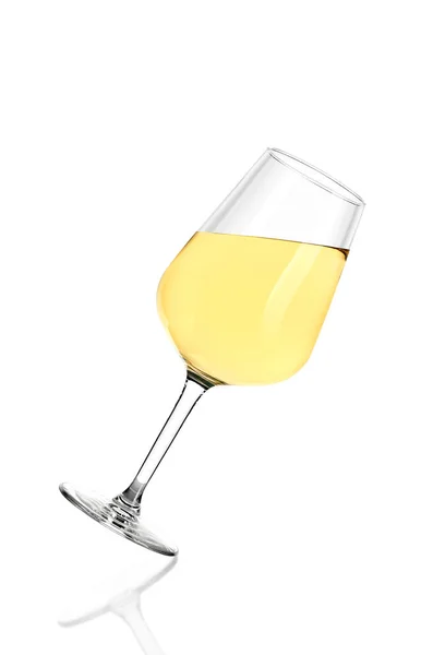 Vino bianco su sfondo bianco — Foto Stock