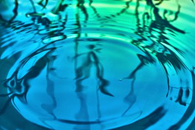 Yağmur damlaları suyun yüzeyine düşer.