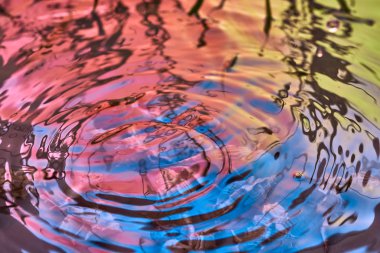 Yağmur damlaları suyun yüzeyine düşer.