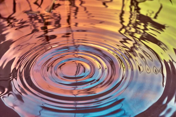 Caen gotas de lluvia en la superficie del agua —  Fotos de Stock