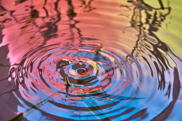 Caen gotas de lluvia en la superficie del agua —  Fotos de Stock