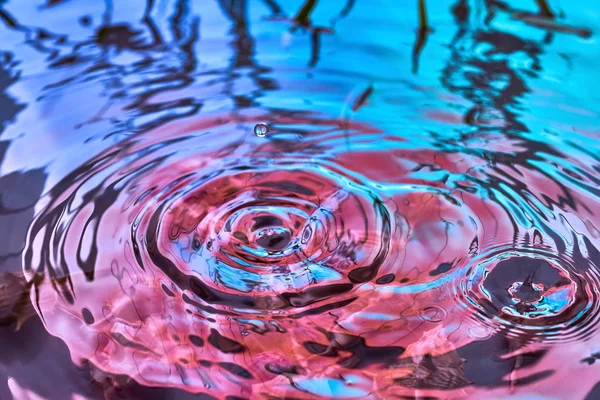 Regndroppar faller på vattenytan — Stockfoto