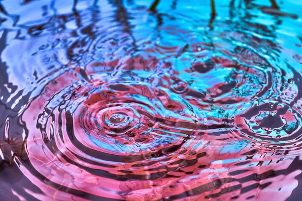 Regndroppar faller på vattenytan — Stockfoto