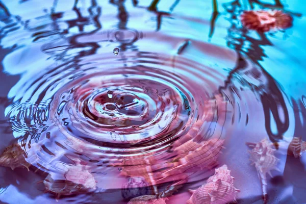 Le gocce di pioggia cadono sulla superficie dell'acqua — Foto Stock