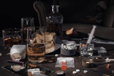 Uyuşturucu ve alkol masada.