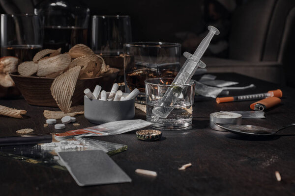 Наркотики и алкоголь на столе
