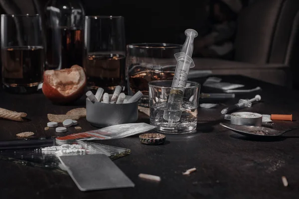 Drogas e álcool na mesa — Fotografia de Stock