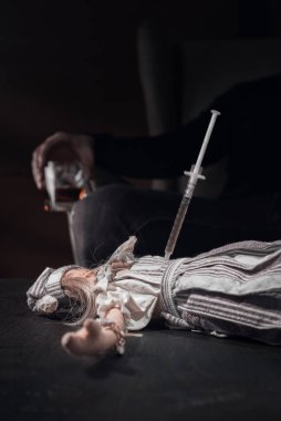 Uyuşturucu ve alkol masada.