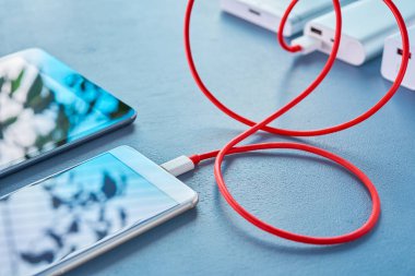 Masanın üstünde hareket eden aygıt