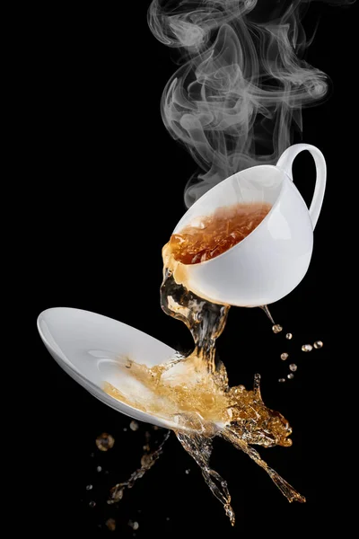 ソースの上にマグカップからコーヒーが飛び出し さまざまな方向に飛んでいくコーヒーが飛び出す — ストック写真