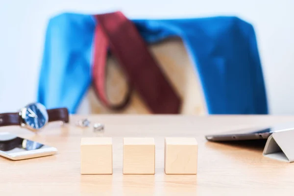 Три Кубики Столі Бізнесмена Стоять Одному Ряду Блоках Вільний Простір — стокове фото