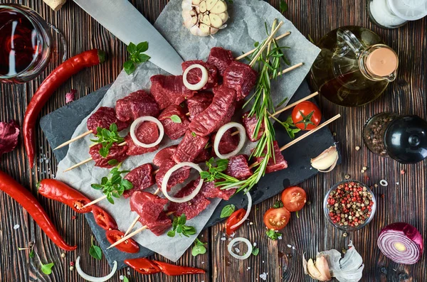 Espetos Carne Fresca Espetos Bambu Estão Pergaminho Uma Mesa Antiga — Fotografia de Stock