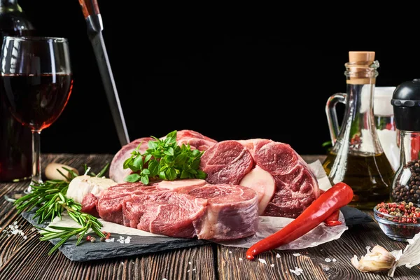 Tres Trozos Filetes Carne Res Espinilla Acostado Una Tabla Piedra —  Fotos de Stock