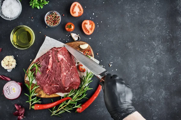 Açougueiro Segura Uma Faca Sobre Pedaço Lombo Carne Fresca Que — Fotografia de Stock