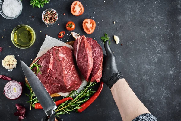 Açougueiro Mostra Uma Seção Lombo Carne Fresca Que Fica Pergaminho — Fotografia de Stock