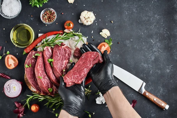 Açougueiro Mostra Pedaço Bifes Porcionados Porção Total Bifes Que Jazem — Fotografia de Stock