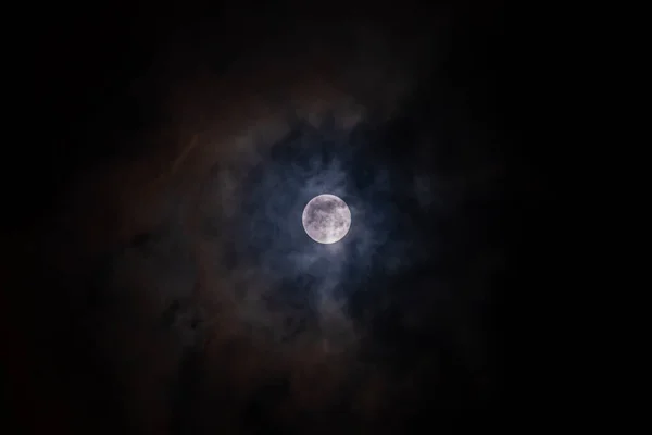 Volle maan zwarte achtergrond met wolken detail oppervlak — Stockfoto