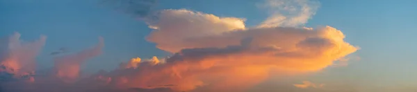 Nuvens perto do pôr do sol antes da chuva céu azul Panorâmica — Fotografia de Stock