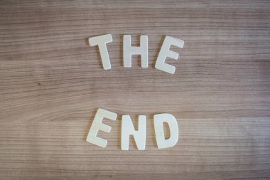 Ahşap arka planda ahşap harflerle bitiş sözcükleri