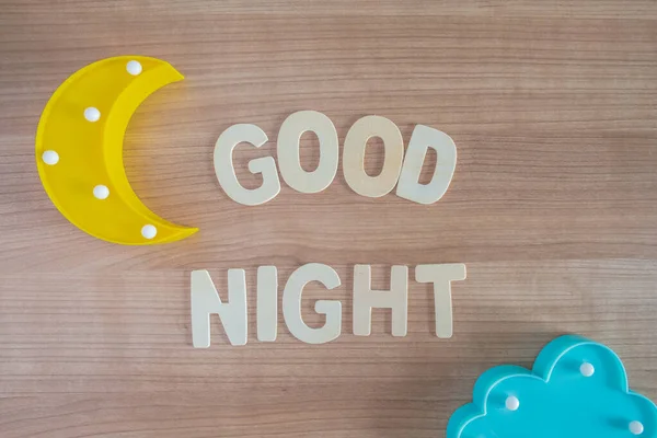 Dobrou noc slova se dřevěnými písmeny na pozadí dřeva — Stock fotografie