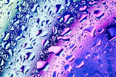 Suyun arkasındaki neon ışıkları kapanır.