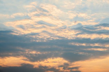 Yağmur dan önce gün batımında bulutlar mavi turuncu ve koyu gökyüzü