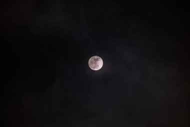 Bulutların detaylı yüzeyine sahip dolunay siyah arkaplan