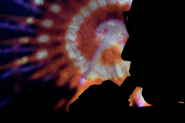 電子タバコと煙の男ネオンの背景とバッピング — ストック写真