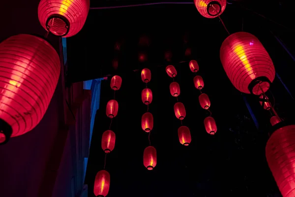 Linternas chinas con luz roja por la noche —  Fotos de Stock
