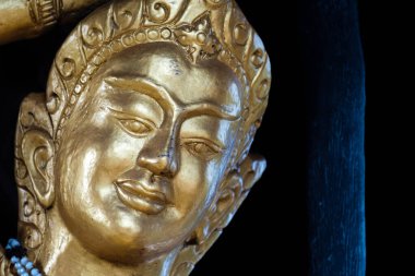 Tayland 'daki karanlık geçmişi olan Budist heykelinin baş ayrıntıları.