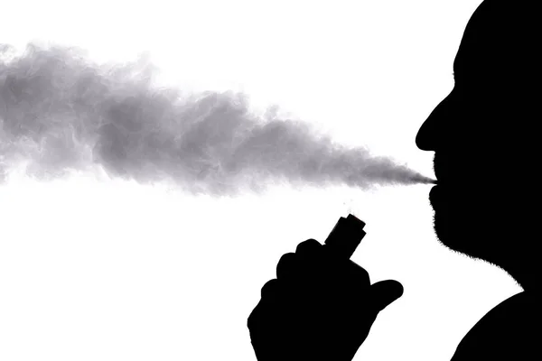 Elektronik sigaralı ve dumanlı beyaz arka planı ve silüeti olan bir adam. — Stok fotoğraf