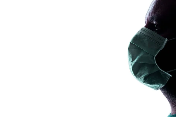 Силуэт Человека Медицинской Вирусной Маской Белом Фоне Подсветки — стоковое фото