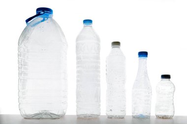 Beyaz arka planda farklı boyutlarda plastik şişe şekli